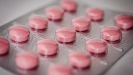 Розовые таблетки на столе