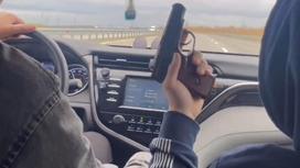 Мужчины с оружием в Павлодаре
