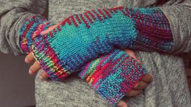 Женские руки в разноцветных перчатках