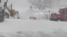Снегоуборочные машины убирают снег