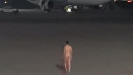 Голый мужчина в аэропорту Алматы