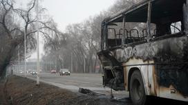 Сгоревший автобус стоит на дороге