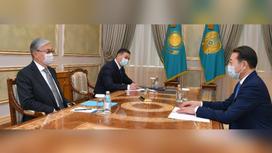 Касым-Жомарт Токаев и Кайрат Сарыбай сидят за столом
