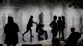 Люди в фонтане в жаркую погоду