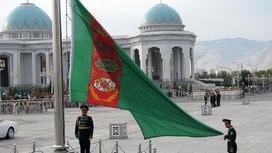 Флаг Туркменистана на площади