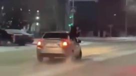 Водитель лихачит на дороге в Павлодаре