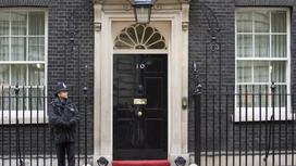 Полицейский стоит возле резиденции премьер-министра Великобритании на Даунинг-стрит