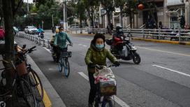Китайцы в масках на велосипеде