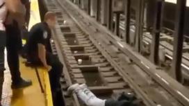 Полицейский спас пассажира в Нью-Йорке