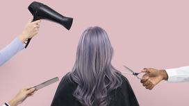 Женщине делают парикмахерские процедуры