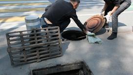 Специалисты обследуют ливневки в Алматы