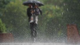 Человек гуляет по улице в дождь
