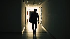 Мужчина идет по коридору
