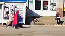 Мужчина в плаще и маске раздает презервативы жителям Усть-Каменогорска