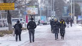 Люди идут по улице зимой