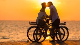 Парень и девушка целуются на фоне моря