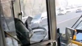 Водитель автобуса со смартфоном в руке
