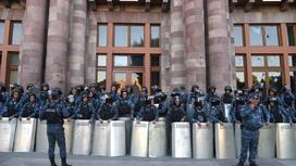 Полиция у здания правительства в Ереване