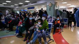 Дети с родителям в больнице Пекина