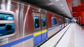 Поезд едет в метро Алматы