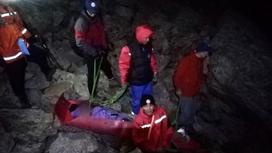 Спасатели спускают мужчину с травмой ноги