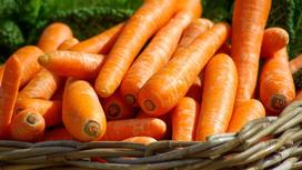 Морковь лежит в корзине