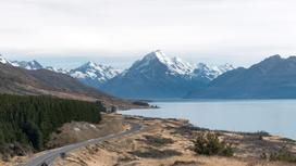 Дорога и горы в Новой Зеландии