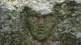 Лицо, высеченное на камне