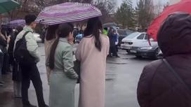 Люди на улице возле ЦОНа в Талдыкоргане
