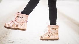 Девушка в розовой обуви зимой