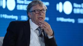 Билл Гейтс сидит на конференции