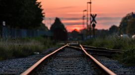 Железнодорожные пути на фоне заката