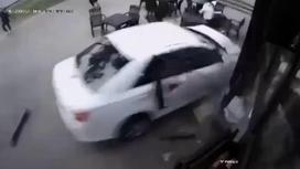 Машина врезается в здание кафе и сносит летнюю площадку