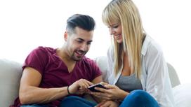 Парень и девушка рассматривают информацию в смартфоне