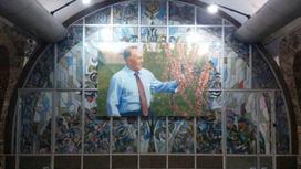 Портрет Назарбаева на станции метро "Алмалы"