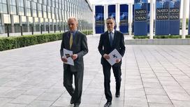 Посол Швеции Аксель Вернгоф и посол Финляндии при НАТО Клаус Корхонен