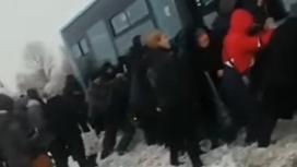 Люди толкают автобус в Караганде