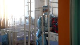 Медработница в больничной палате