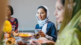 Мусульманские девушки сидят за столом на ифтар