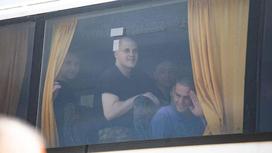 Молодые парни сидят в автобусе