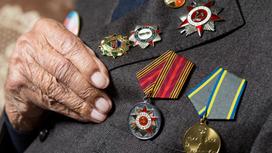 Ветеран показывает свои ордена и медали