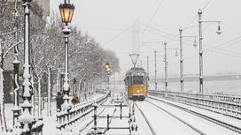 Трамвай едет по зимнему городу