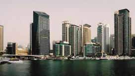 Небоскребы Дубаи и яхты возле берега