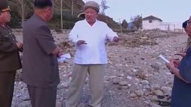 Ким Чен Ын в белой рубашке на развалинах