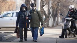 Алматы көшесінде кетіп бара жатқан тұрғындар
