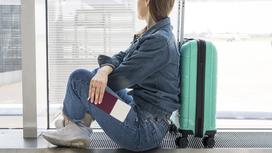 Женщина ждет рейс в аэропорту