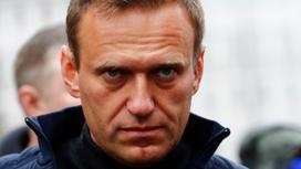 Алексей Навальный смотрит в кадр