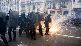 Полицейские с щитами на улице в Париже