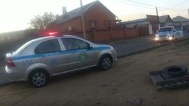 Полицейские машины стоят на улице в Семее