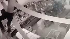 Подозреваемый спускается в магазин в Шымкенте